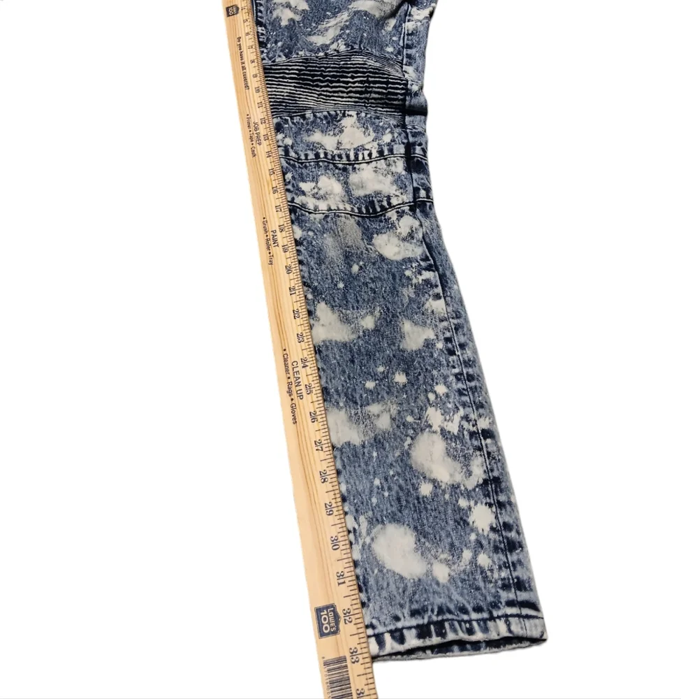 EMBELLISH MEN'S SIZE 30×32.5 CLASSIC ACID WASHED JEANS.